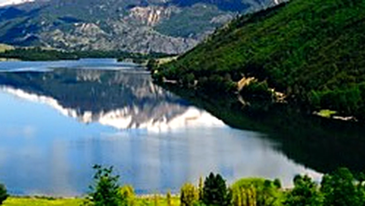 Panorámica del lago y las laderas cubiertas de bosque